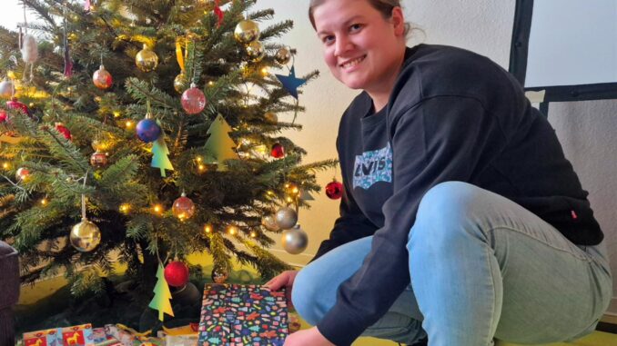 Annika Basdorf mit Geschenken für die Kinder der junitOERBIT